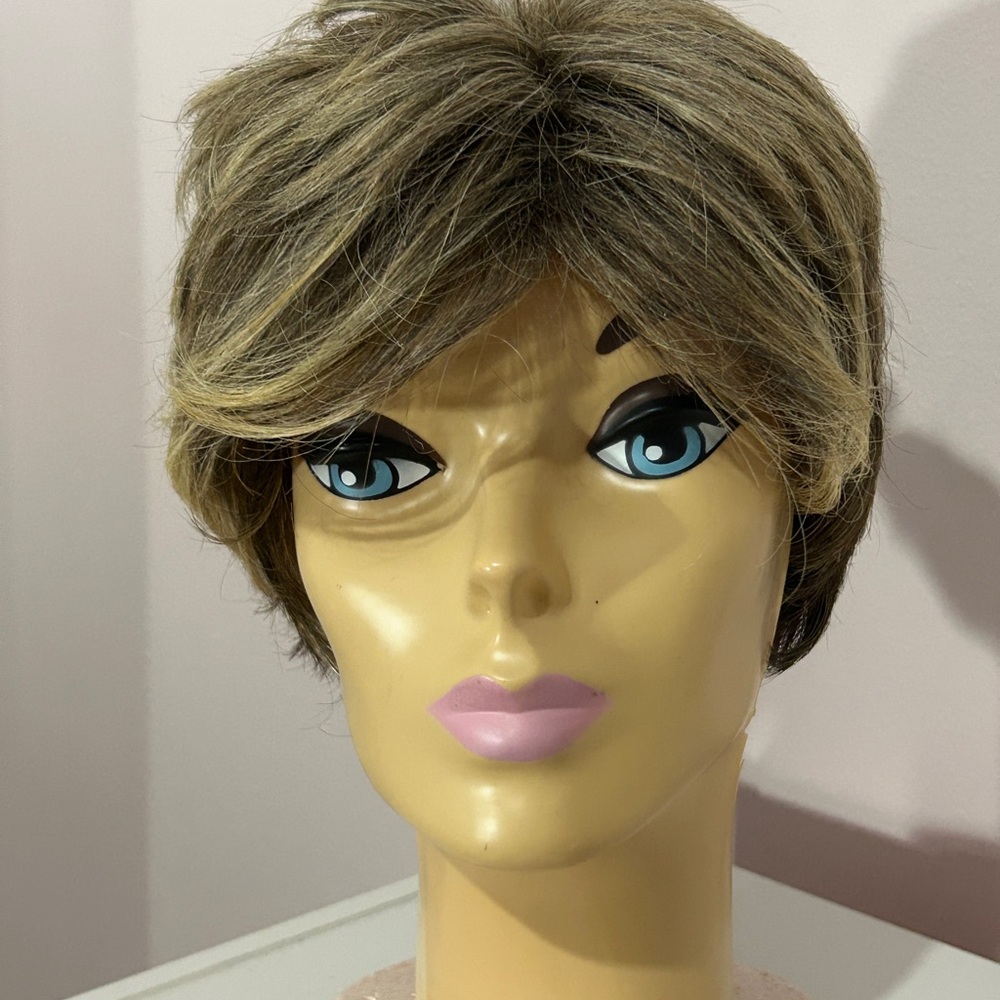 Gabor Layered Wavy Synthetic Wig Ash Blond Medium Brown Classic Cap